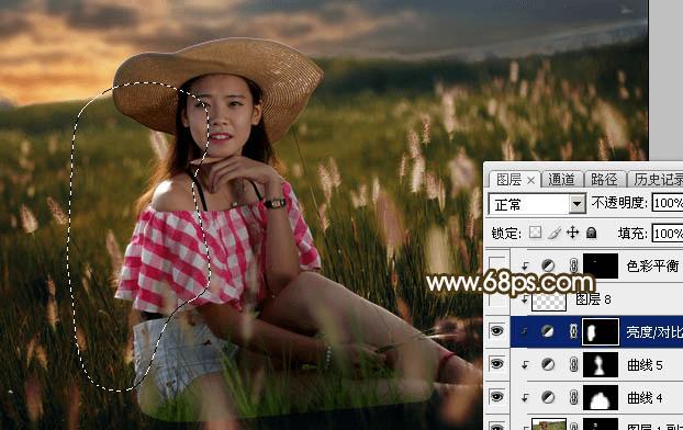 如何在ps中调制出暗调晨曦阳色光原野草地上人物图片?