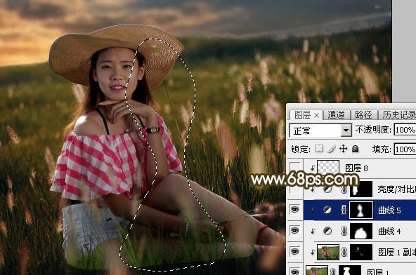 如何在ps中调制出暗调晨曦阳色光原野草地上人物图片?