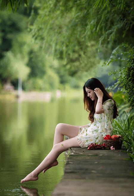 如何在ps中将水景人物图片打造出唯美的中性冷褐色?