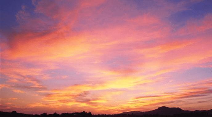 怎么样在ps中为护栏边的人物加上漂亮的霞光效果?