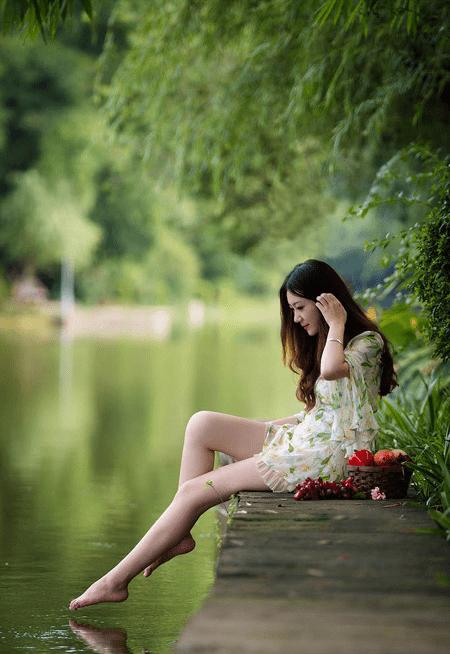 如何在ps中为水景人物图片打造梦幻的暗青色效果?