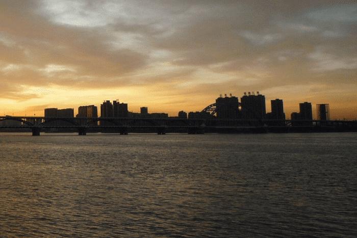 如何在ps中为草原人物图片打造出柔美的黄色?