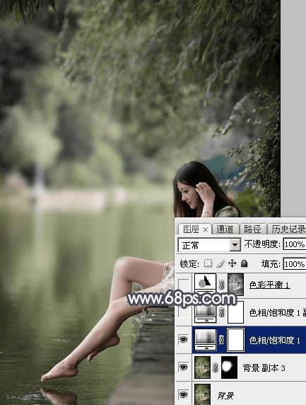 如何在ps中为湖边人物图片加上唯美的中性蓝色效果?