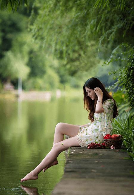 如何在ps中为湖边人物图片加上唯美的中性蓝色效果?