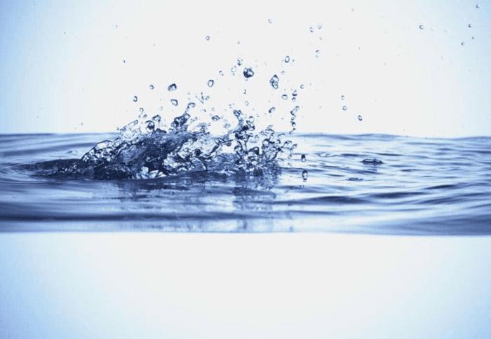 如何在ps中制作从水底腾出透明水马?