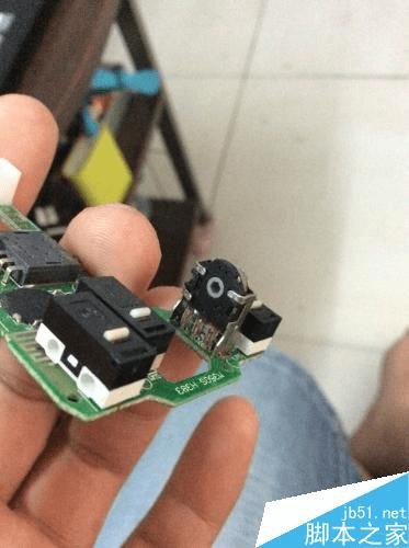 如何处理鼠标滚轮转动面页上下跳动的问题?