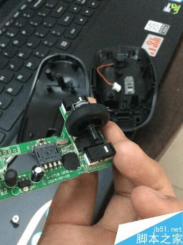 如何处理鼠标滚轮转动面页上下跳动的问题?