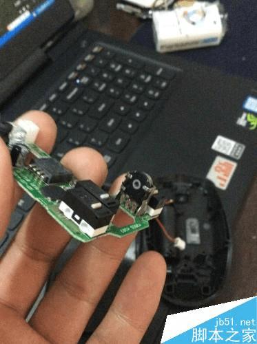 如何处理鼠标滚轮转动面页上下跳动的问题?