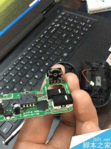 如何处理鼠标滚轮转动面页上下跳动的问题?