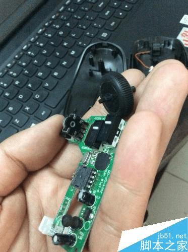 如何处理鼠标滚轮转动面页上下跳动的问题?