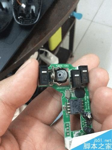 如何处理鼠标滚轮转动面页上下跳动的问题?