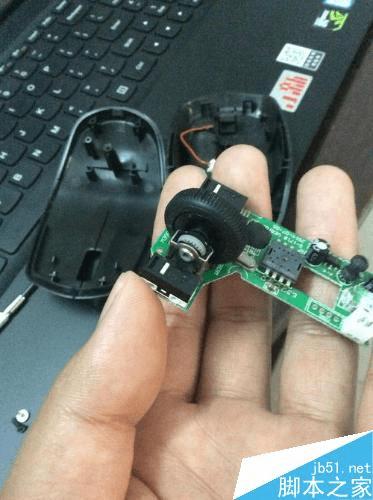 如何处理鼠标滚轮转动面页上下跳动的问题?