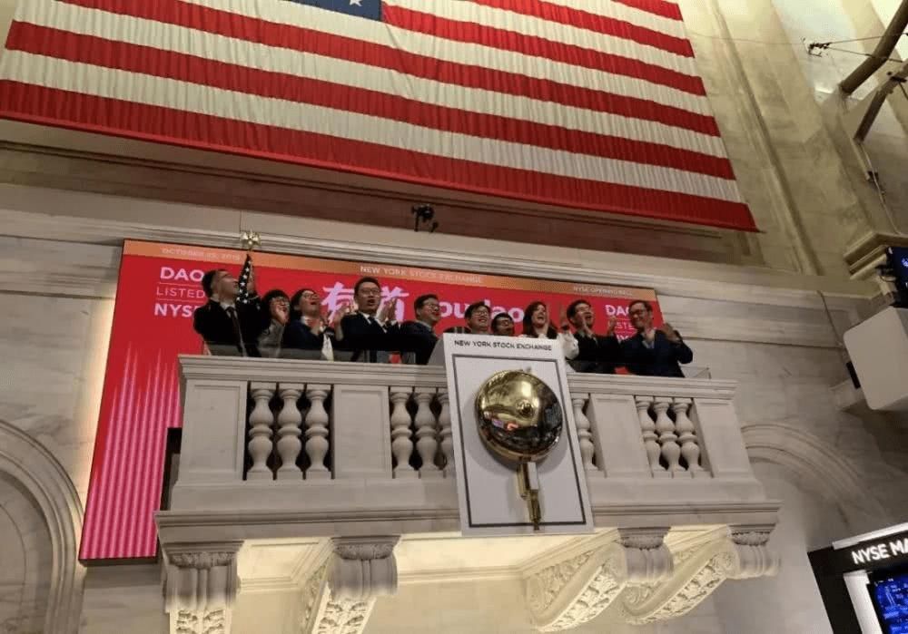 周枫站在华尔街    号的敲钟台上,回想起丁磊当年的盛情邀请,往事历历