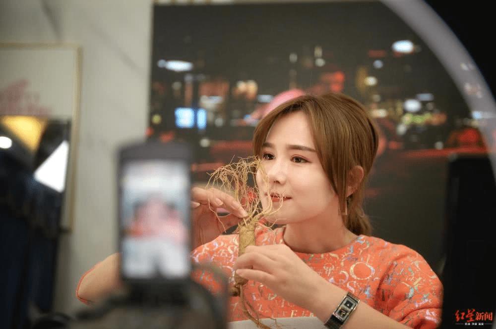 长期保持在"巅峰主播"榜单前十名内,但大英子并不敢有丝毫懈怠