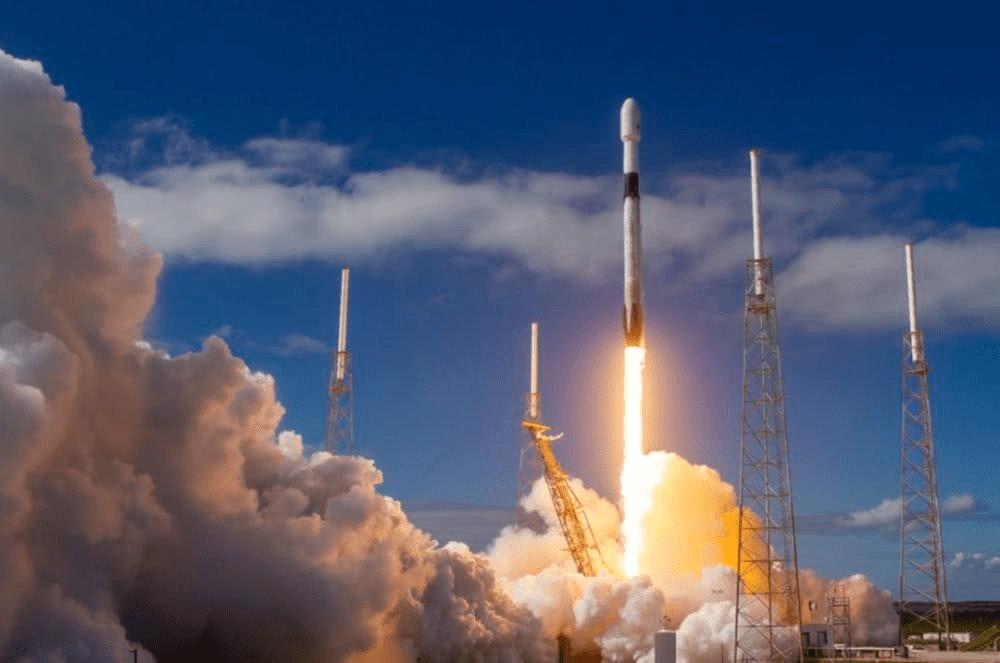 spacex"四手"火箭上天,超越美国空军成世界第二大卫星运营商