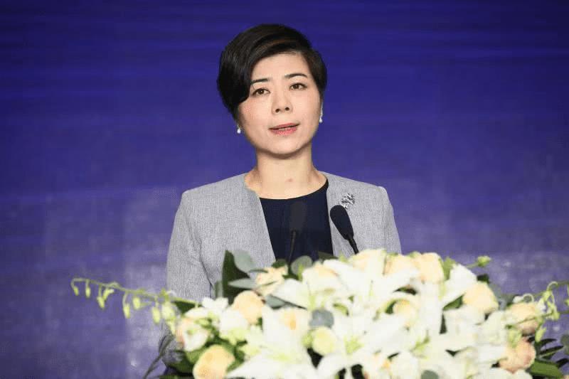 上海第一财经传媒有限公司董事长兼首席执行官李蓉做开幕致辞