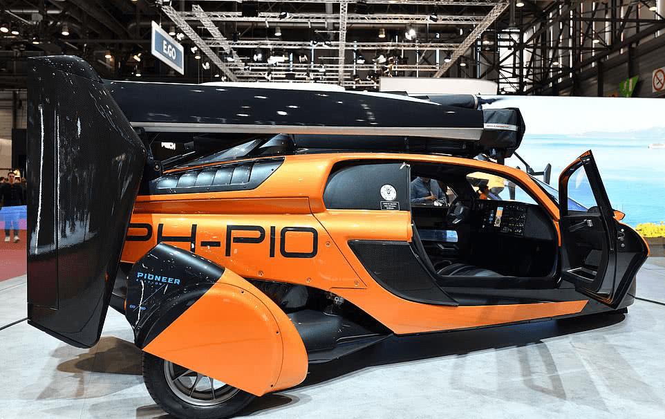 世界首辆飞行汽车亮相迈阿密:时速200英里 售价近60万美元