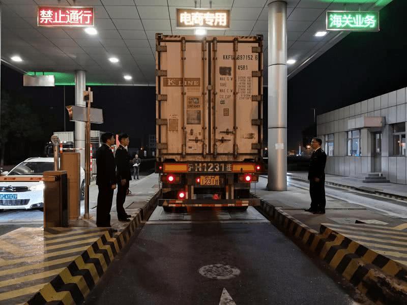 双12"剁手"狂欢不减速,上海海关全天24小时卡口快速放行