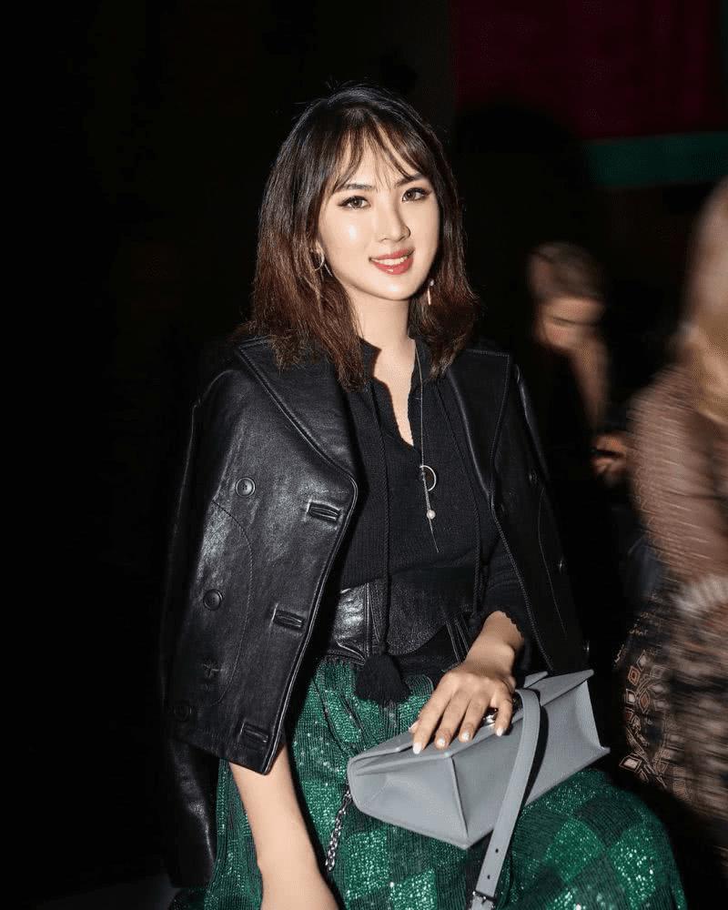 任正非小女儿姚安娜巴黎看秀,穿高定礼服秀美腿,气质堪比明星 - 路饭