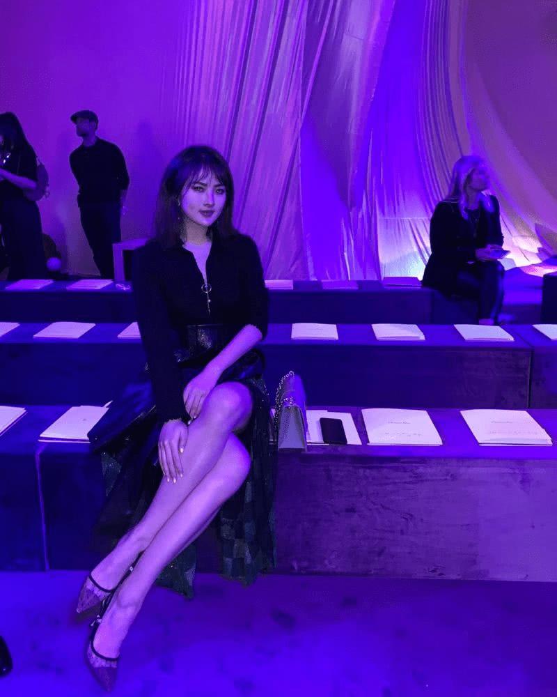 任正非小女儿姚安娜巴黎看秀,穿高定礼服秀美腿,气质堪比明星 - 路饭