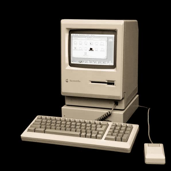图示:1986年的mac plus比1984年的初代电脑有了很大的改进.