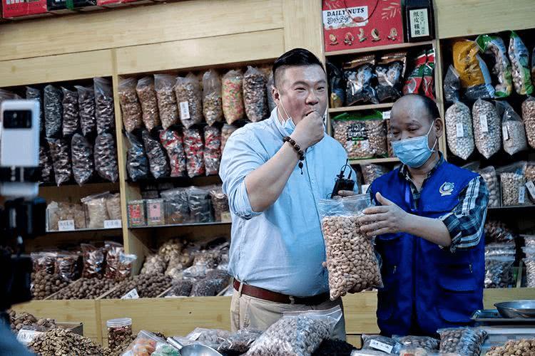 主播小哥展示带鱼.直播中,主播会介绍一些有关饮食的小知识.