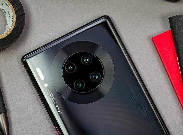 作为顶级旗舰,华为mate40 pro将使用定制的三星amoled屏幕,1200p