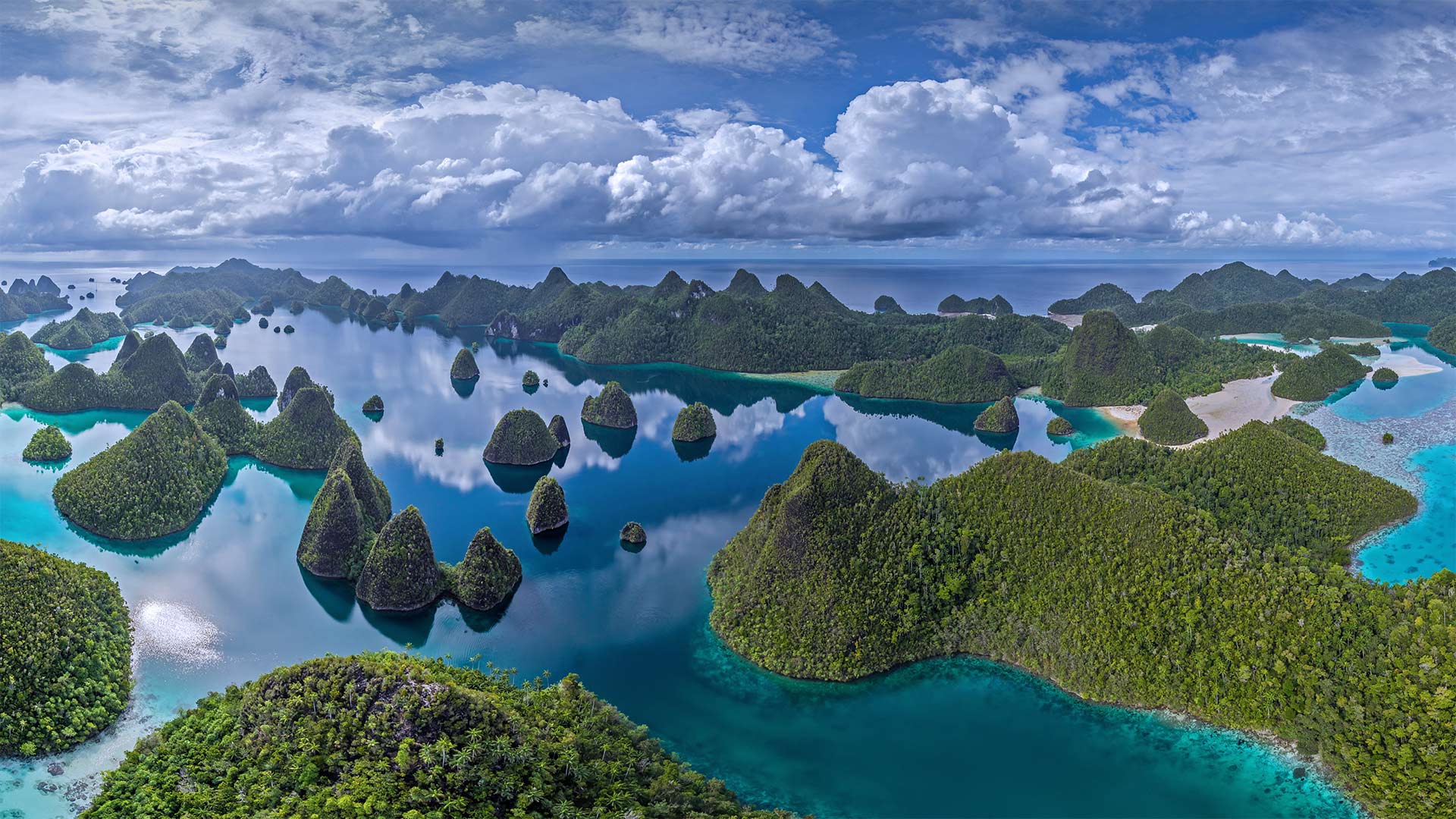 拉贾安帕特群岛中的瓦亚格岛印度尼西亚amazingaerialagencyoffsetby
