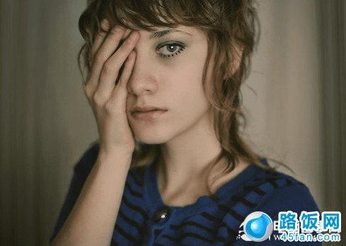 捂住一只眼睛的拍照姿势